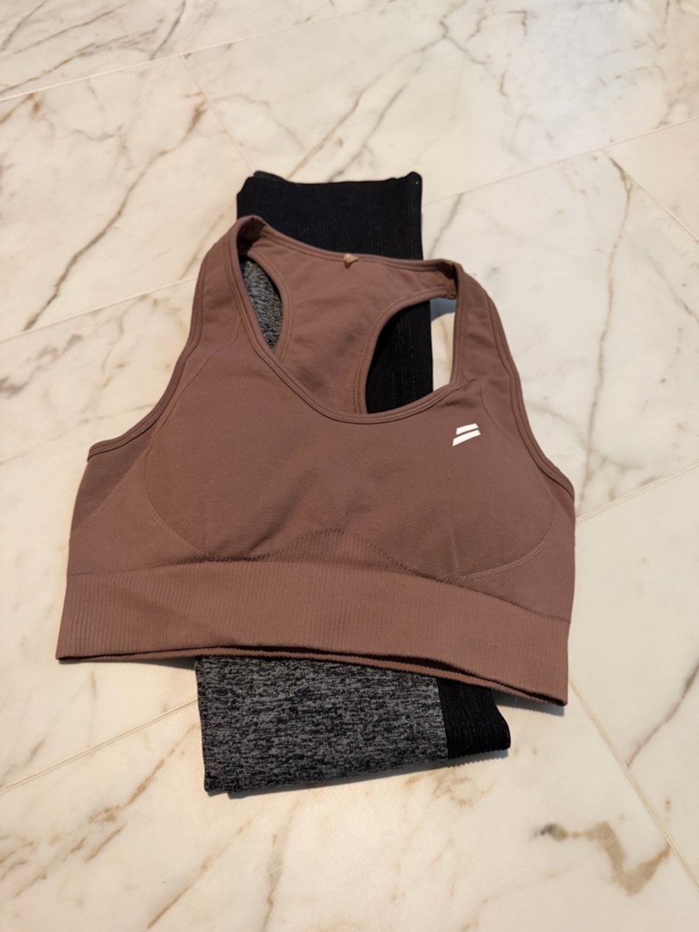 DOYOUEVEN Seamless Racerback Sports Bra - Brown Taupe, Medium legging.